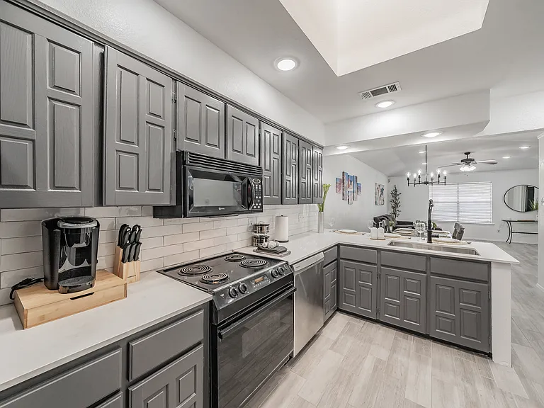 8901 Thompson Cir — Photo 24