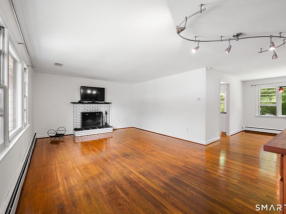 3rd image of 31 Ravenwood Road