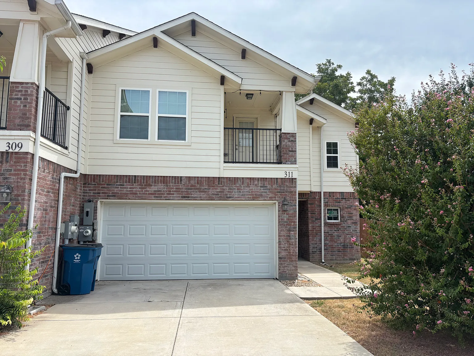 3 bed, 2.5 bath, 1980 sqft, $2,400 — Photo 3