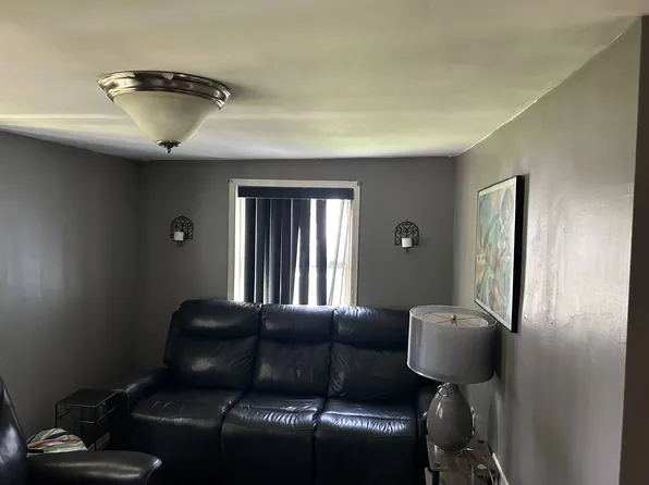 28 Duke St, Deer Park, NY 11729