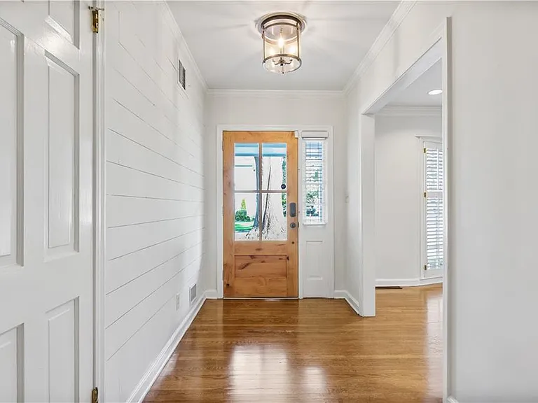 2509 Sharondale Dr NE — Photo 2