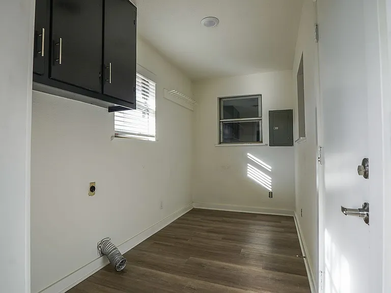 229 N Broyles St — Photo 7