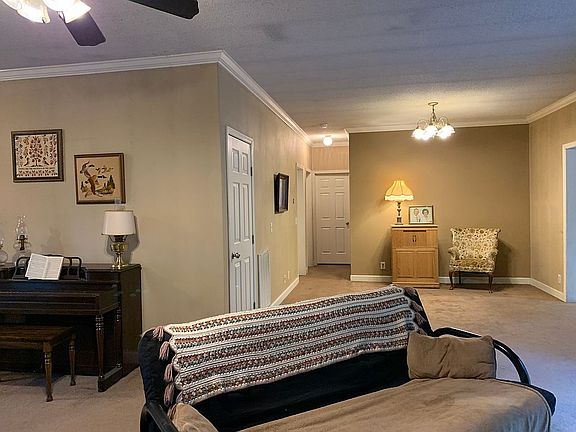 5th image of 380 Hidden Meadow Dr