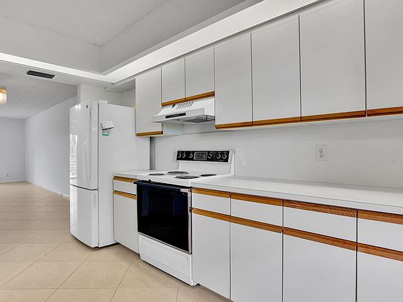 5th image of 1601 Abaco Drive #D4