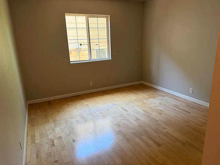 946 King Henry Way — Photo 13
