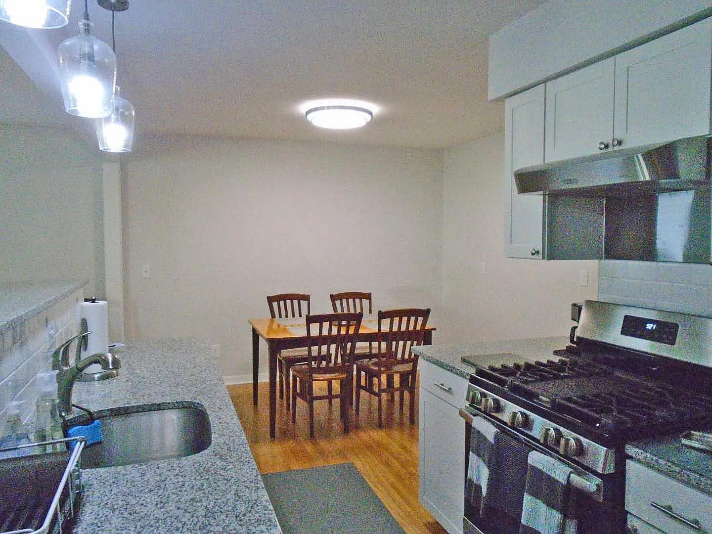 3 bed, 1.5 bath, 1008 sqft, $2,600 — Photo 4
