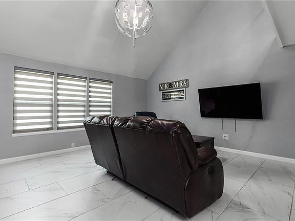 5th image of 2032 Clubridge Dr