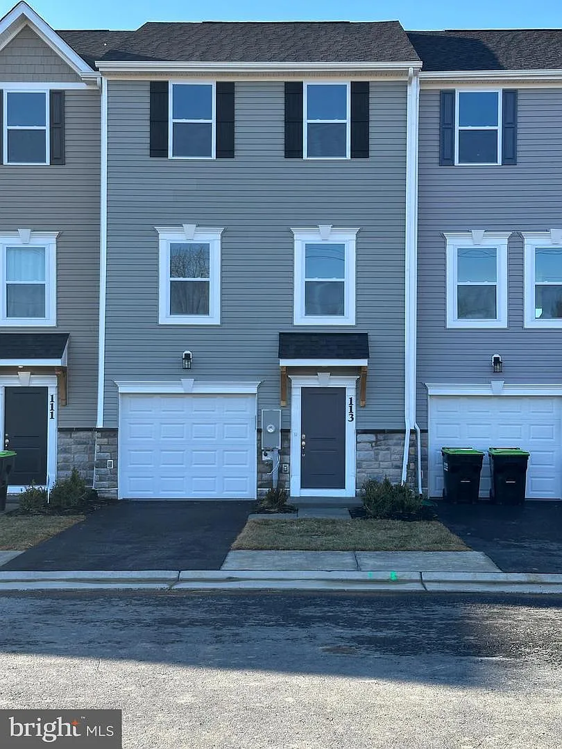 4 bed, 3.5 bath, 1966 sqft, $2,500 — Photo 1