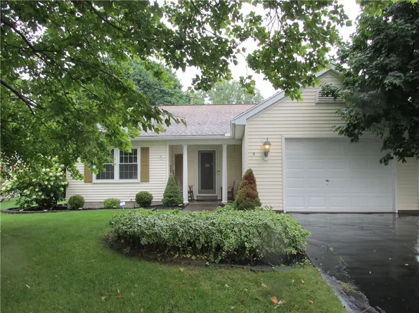 7 Freedom Pond Ln, North Chili, NY 14514