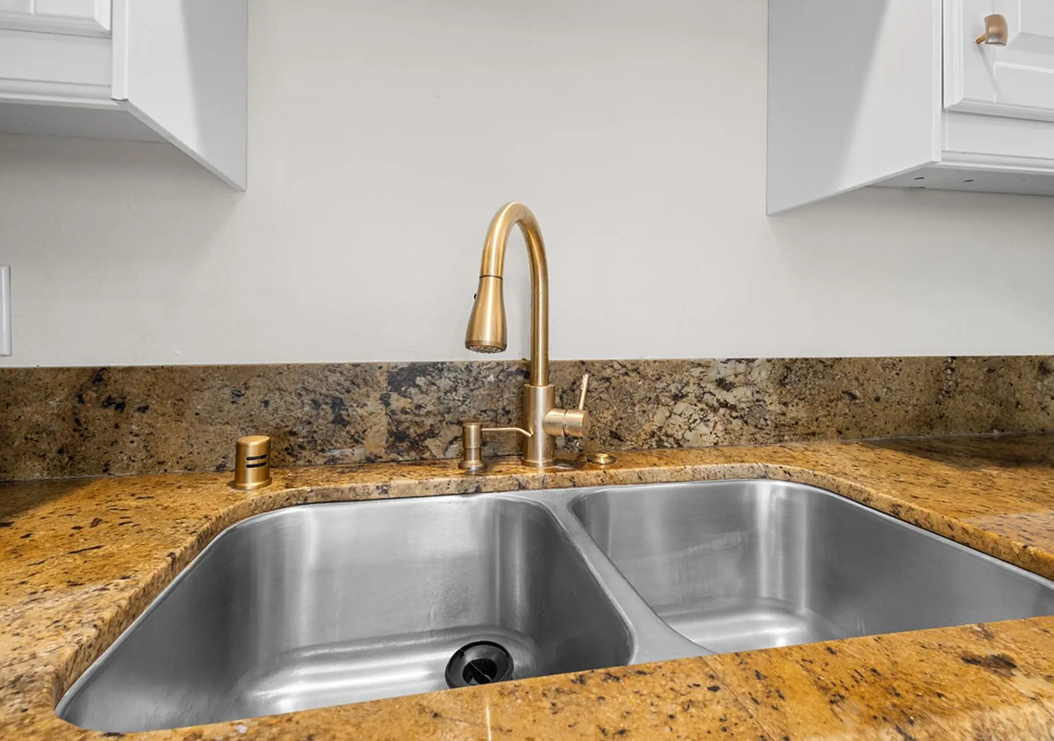 Beautifully Upgraded 3-Bedroom Townhome in Clairemont with Private Patio & Garage — Photo 4