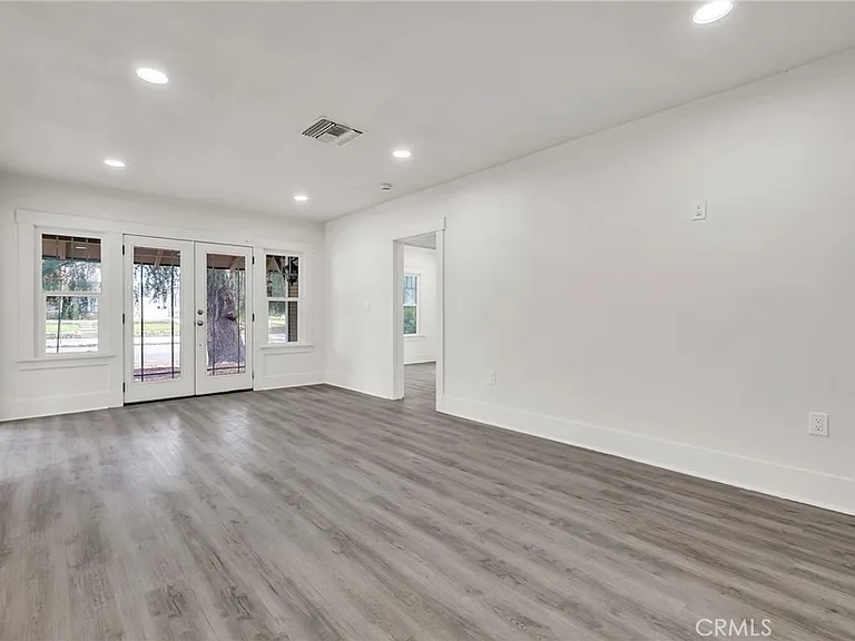 809 E Colton Ave — Photo 6