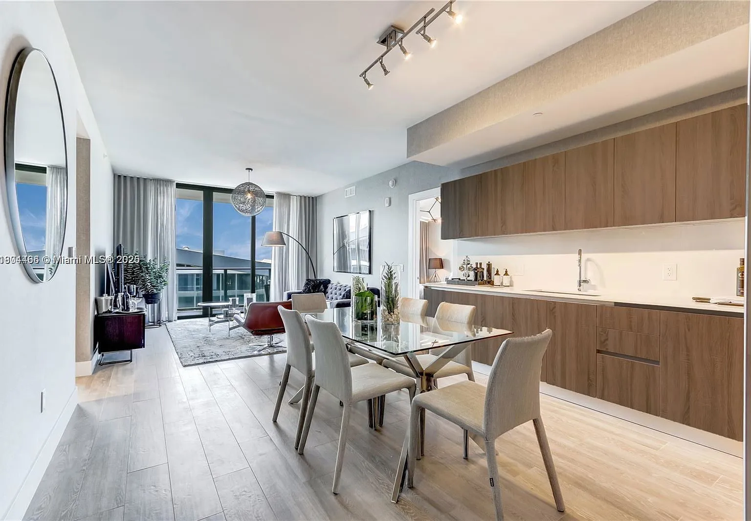 2 bed, 2.0 bath, 1095 sqft, $4,550 — Photo 2