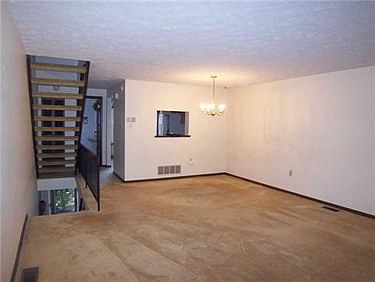 3rd image of 405 Westchester Cmns