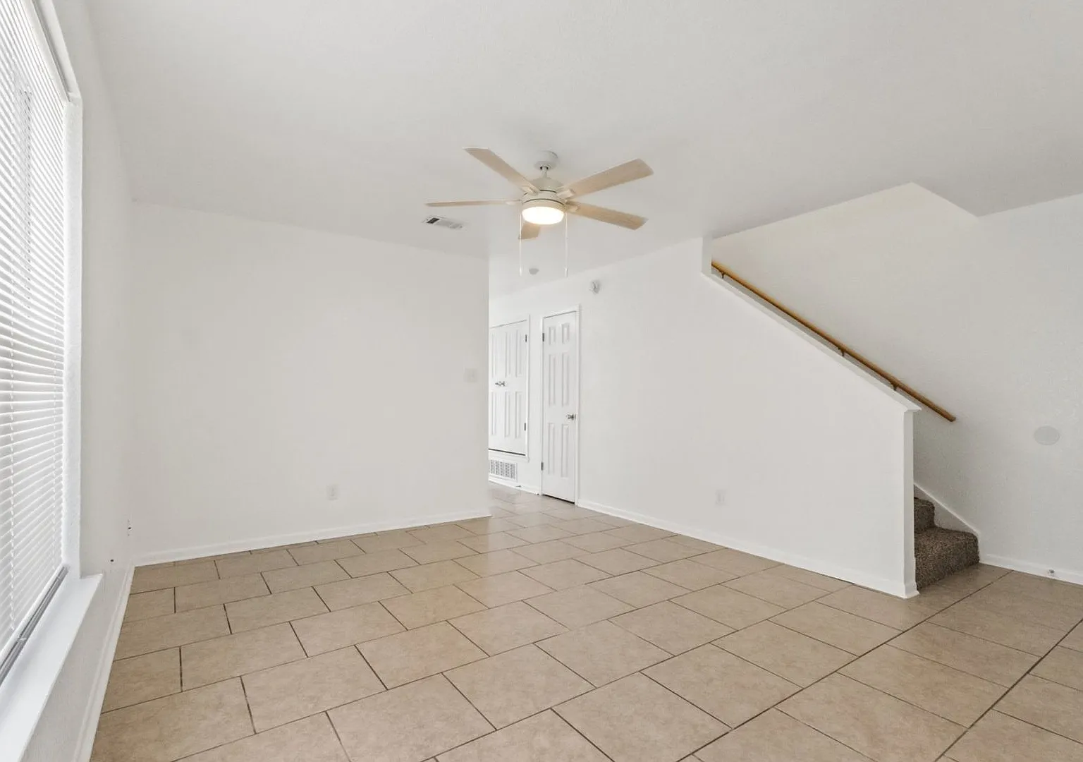 Close to Fort Hood! Town Home featuring 2 Bedrooms, 1.5 Baths, and 1 Car Garage — Photo 3