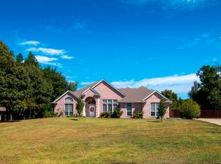 515 Honeysuckle Ln, Longview, TX 75605