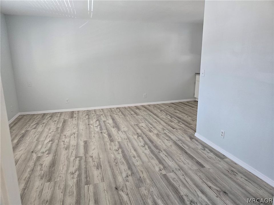 1st image of 765 Iris Dr