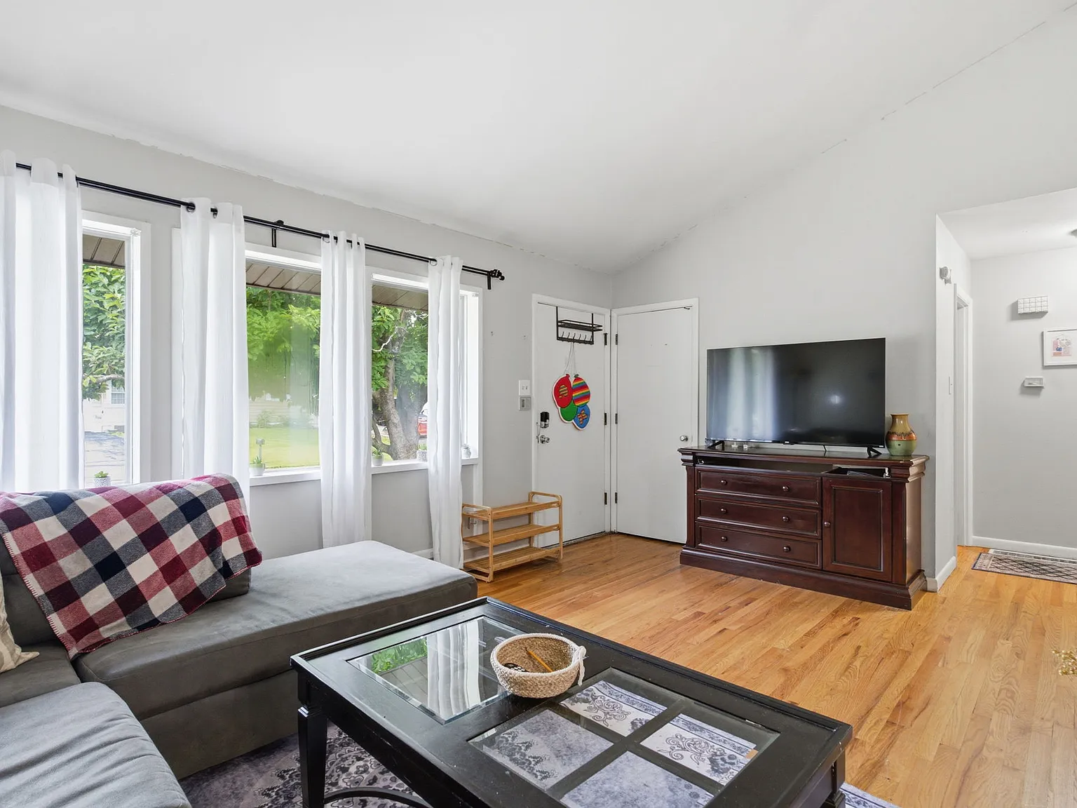 3 bed, 1100 sqft, $3,600 — Photo 2