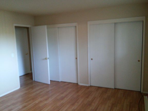 4th image of 136 Carlton Ave APT 3