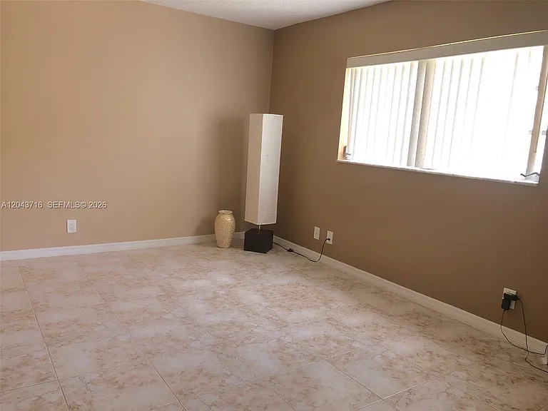 320 NE 12th Ave #303 — Photo 6