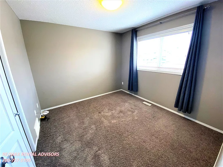 2531 Cole Cres SW — Photo 9