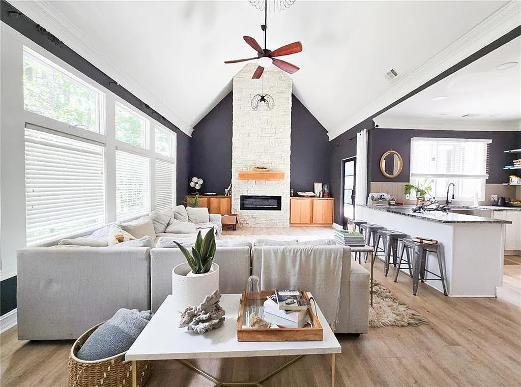 4 bed, 3.0 bath, 2818 sqft, $4,290 — Photo 1