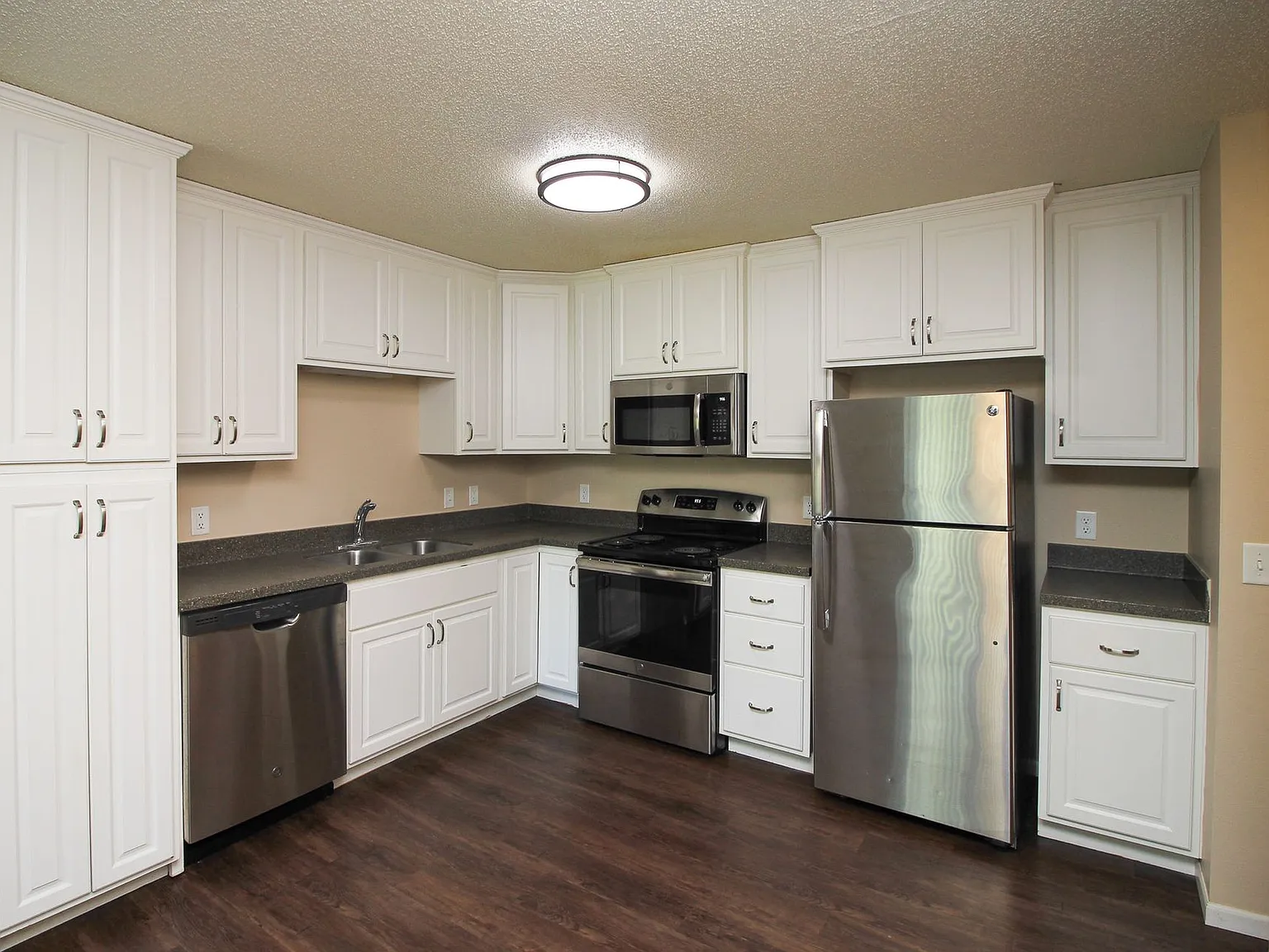 Golden Creek Apartments — Photo 3