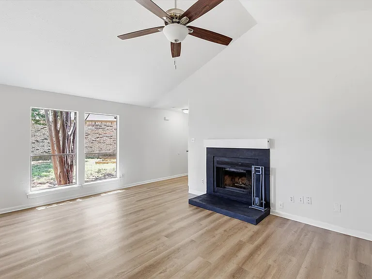 102 Pinyon Ln — Photo 4