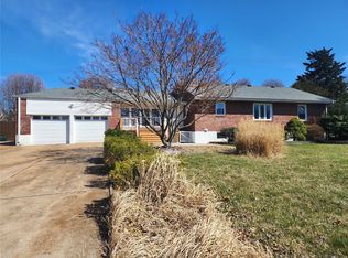 2 Oleander Dr, Saint Louis, MO 63128