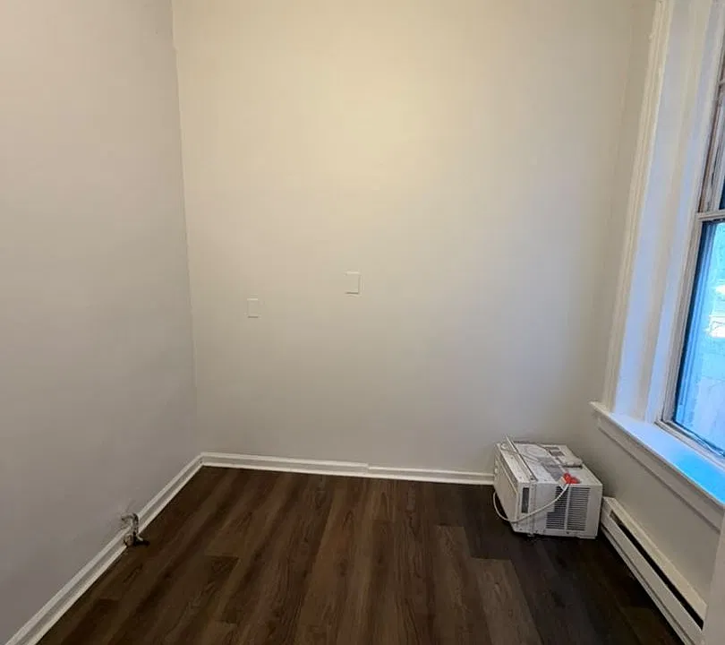 81 W Main St