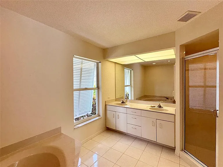 5024 Southern Pine Cir — Photo 36