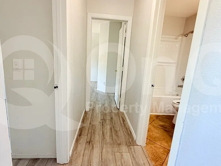 1103 E Grove St — Photo 19