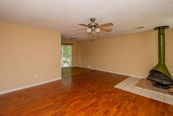 4th image of 2423 Baywood Dr