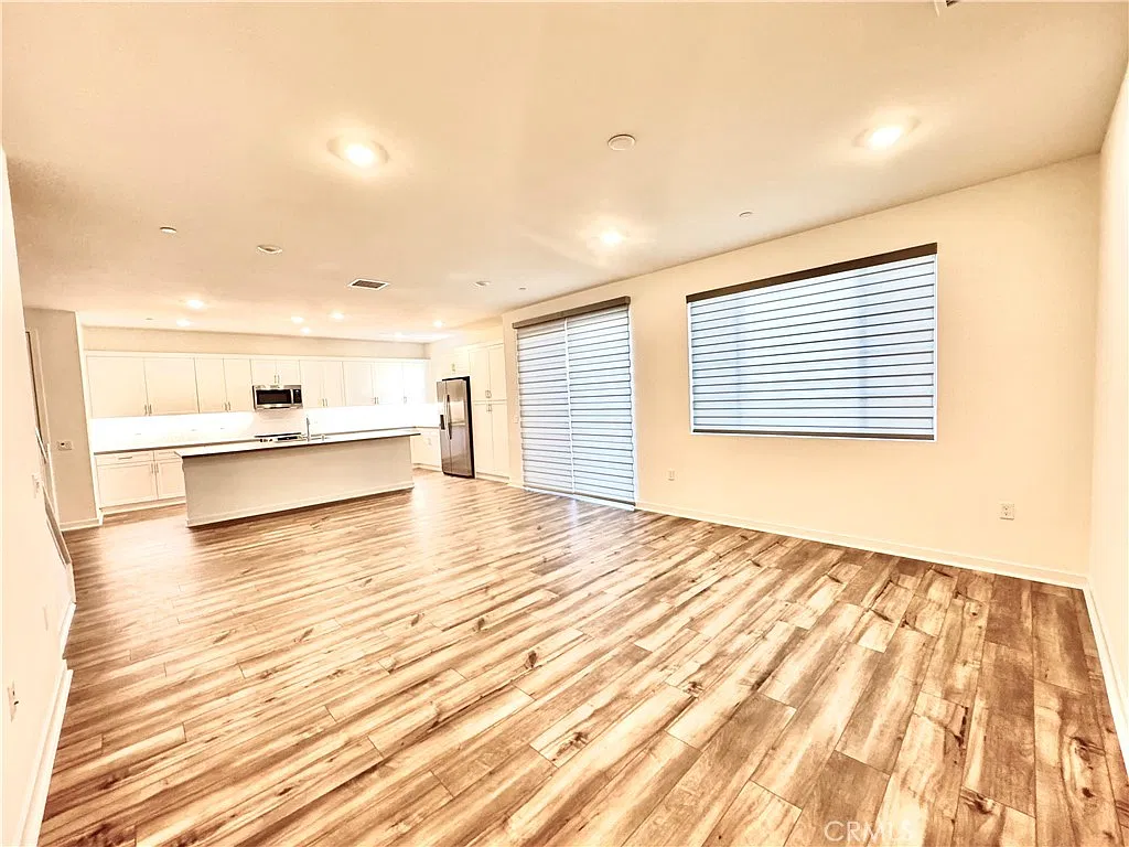4 bed, 2316 sqft, $4,000 — Photo 4