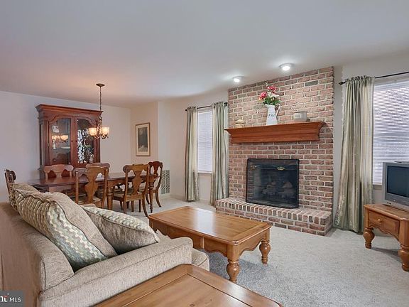 4th image of 348 Saddlebrook Dr