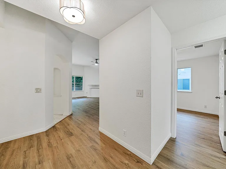 1707 Primrose Ln — Photo 4