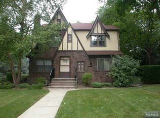 541 N Forest Dr, Teaneck, NJ 07666