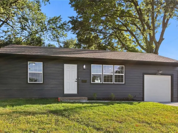 17201 E Swope Ln, Independence, MO 64056