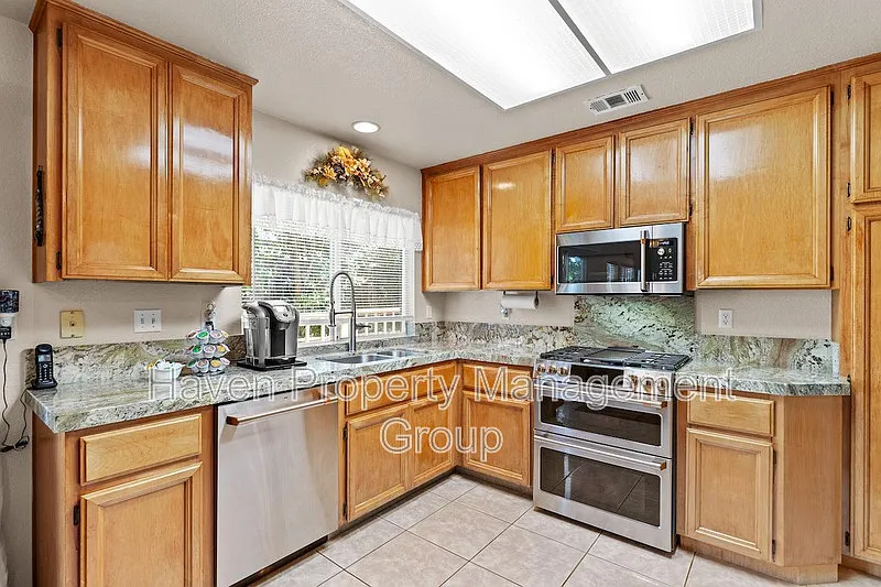 4 bed, 2.5 bath, 1705 sqft, $2,995 — Photo 4