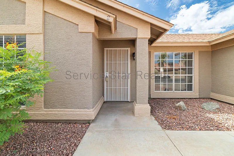 4 bed, 2.0 bath, 1572 sqft, $2,349 — Photo 3
