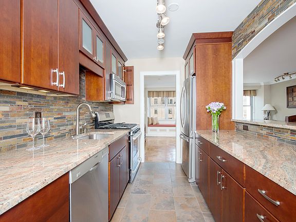 4th image of 15 W 72nd St APT 22N