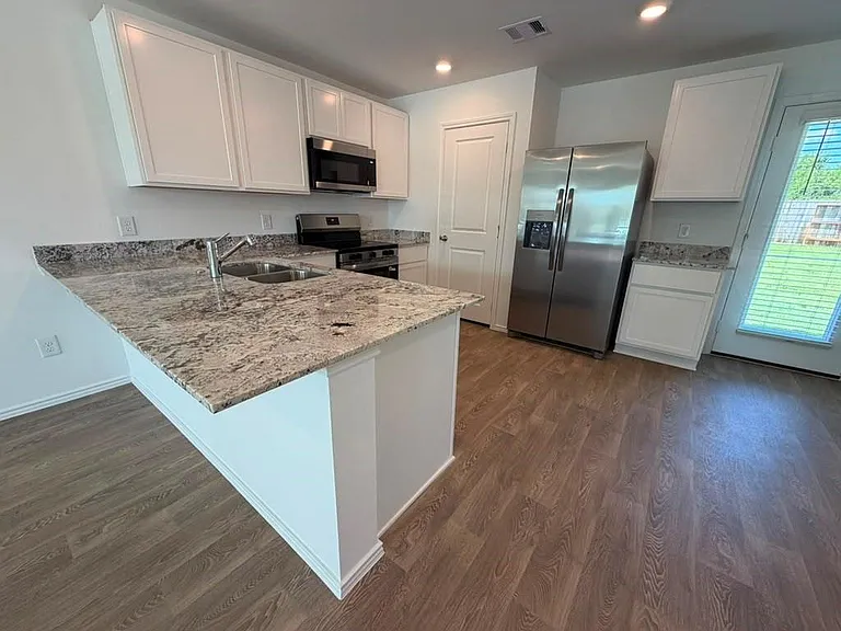 6003 Pineapple St — Photo 3