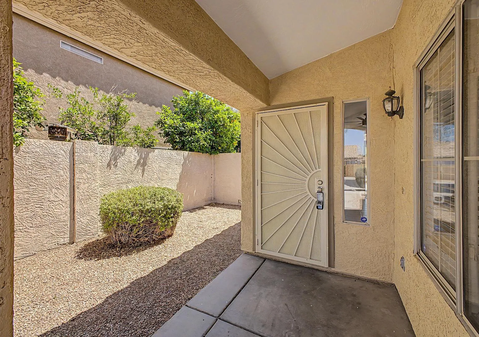 3 bed, 2.0 bath, 1358 sqft, $2,100 — Photo 4