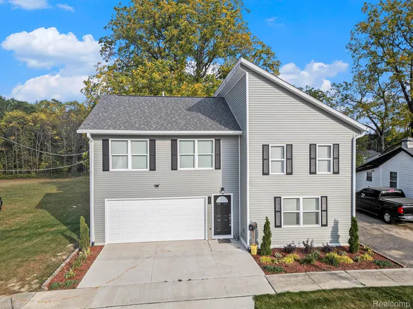 105 S Comstock St, Corunna, MI 48817