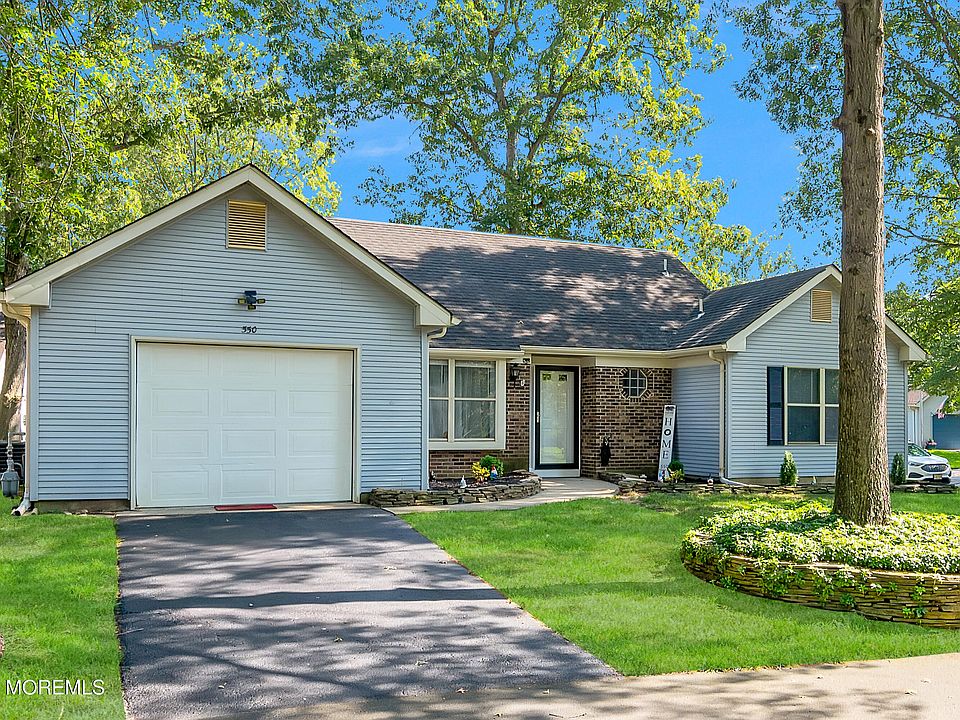 1st image of 550 Petunia Lane N