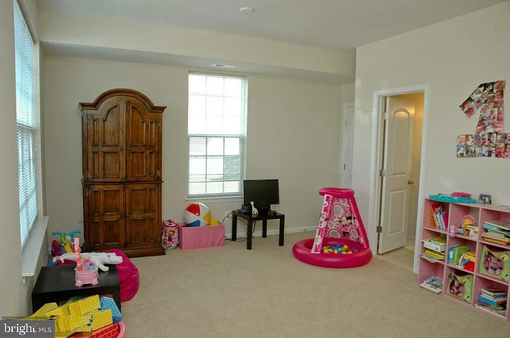 3 bed, 3.5 bath, 1896 sqft, $3,200 — Photo 2