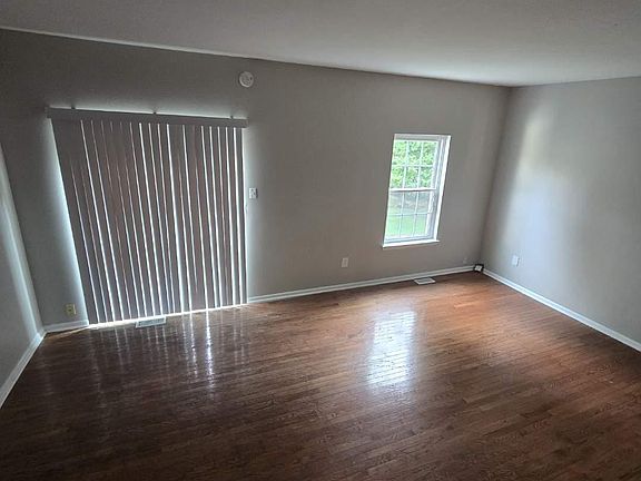 5th image of 8126 Londonderry Ct