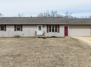 7237 Bradel Cove Rd, Dubuque, IA 52003