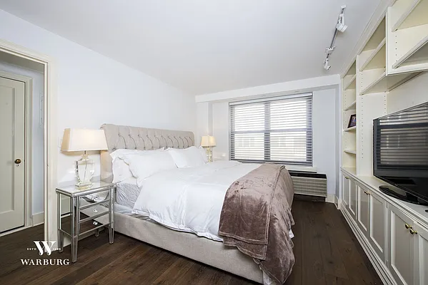 Sold by Warburg | media 8