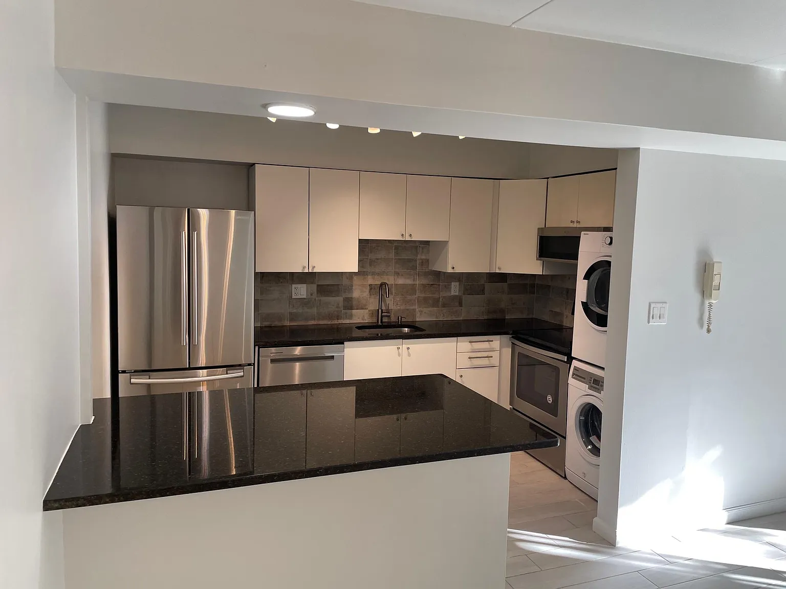 2 bed, 1050 sqft, $2,250 — Photo 1