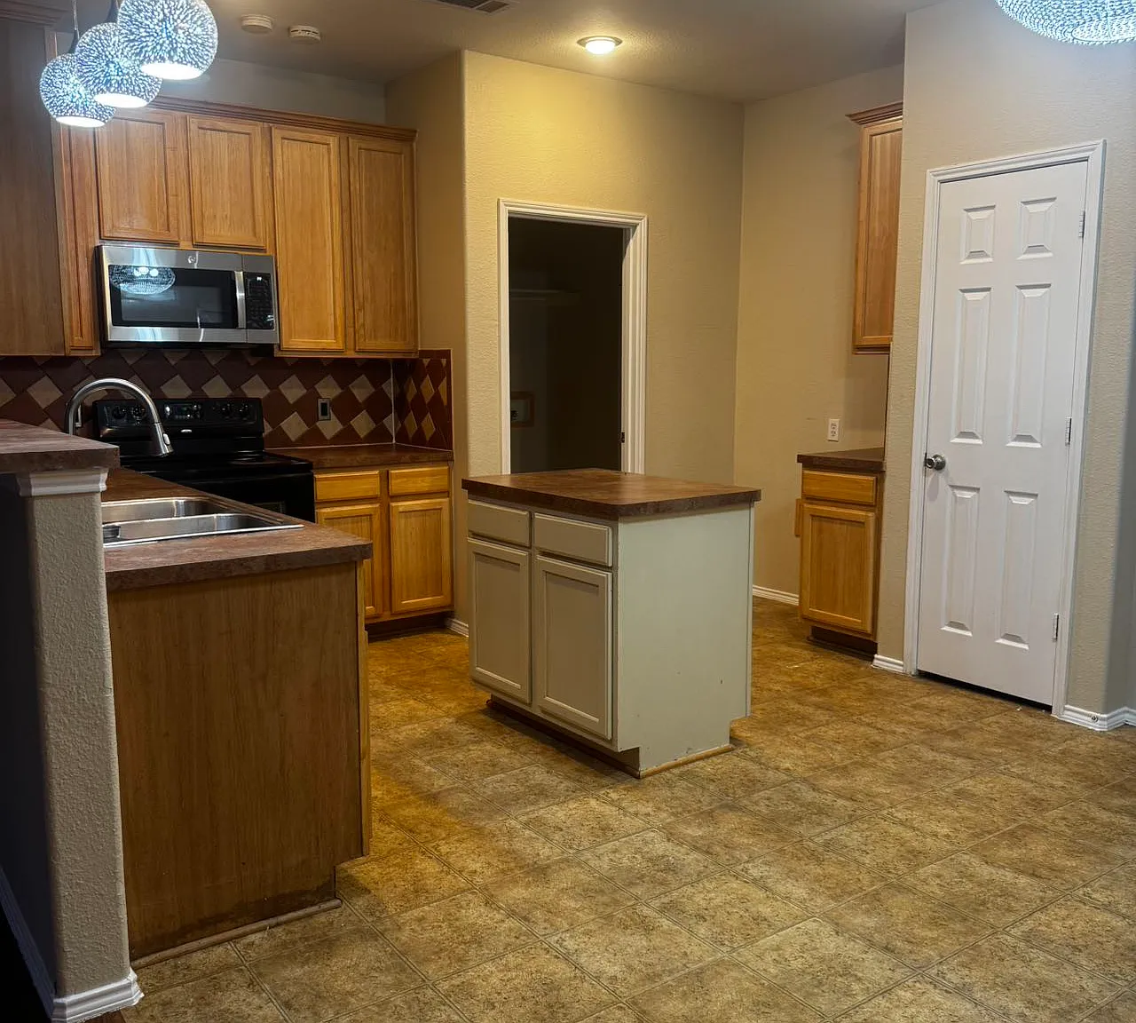 5 bed, 2207 sqft, $2,680 — Photo 2